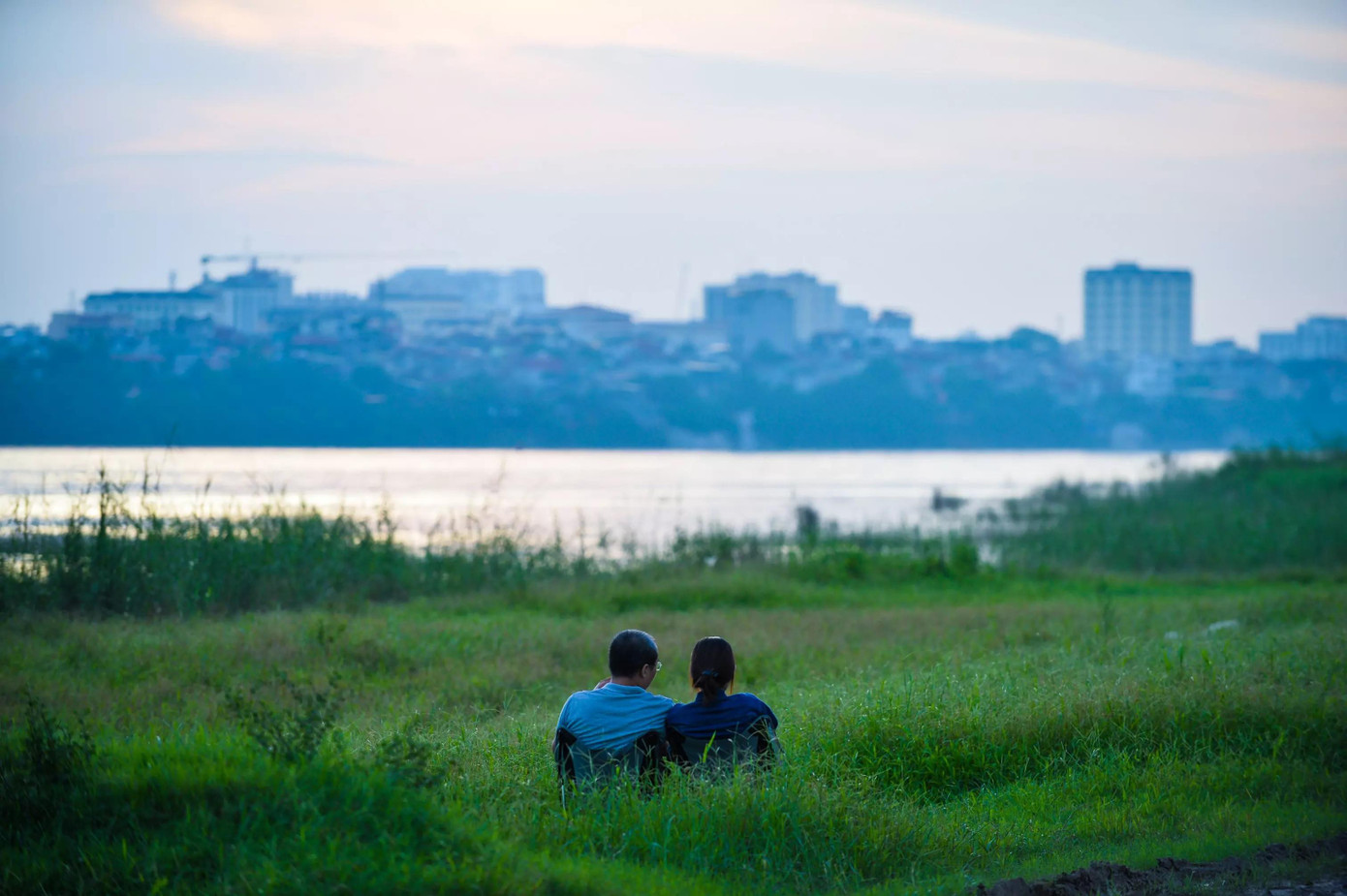 Đôi uyên ương ngồi tách riêng ra một góc để tâm sự.