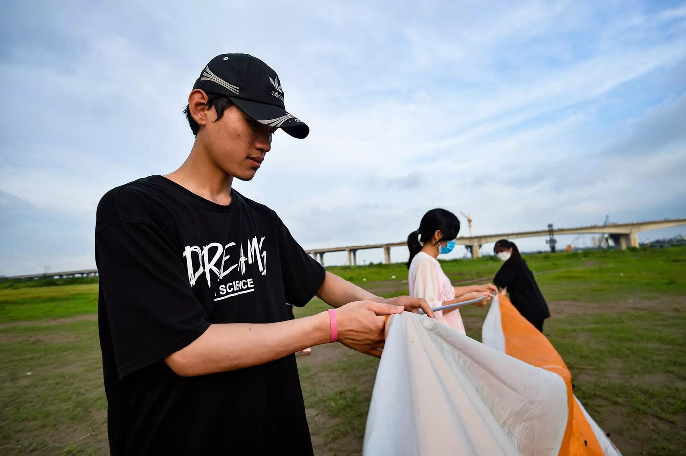 Nhân dịp thi cuối kỳ xong, nhóm bạn của Đỗ Quang Tùng lên kế hoạch đi cắm trại đã gần một tháng. "Dù mưa bọn em vẫn quyết đi, vì đã ấp ủ từ lâu", Tùng nói.