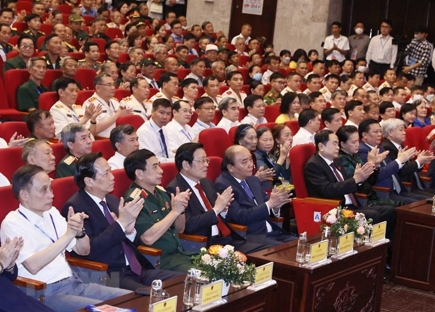 Chủ tịch nước Nguyễn Xuân Phúc và các đại biểu dự Lễ kỷ niệm 75 năm ngày Thương binh liệt sỹ và tuyên dương người có công toàn quốc 2022. (Ảnh: Thống Nhất/TTXVN)