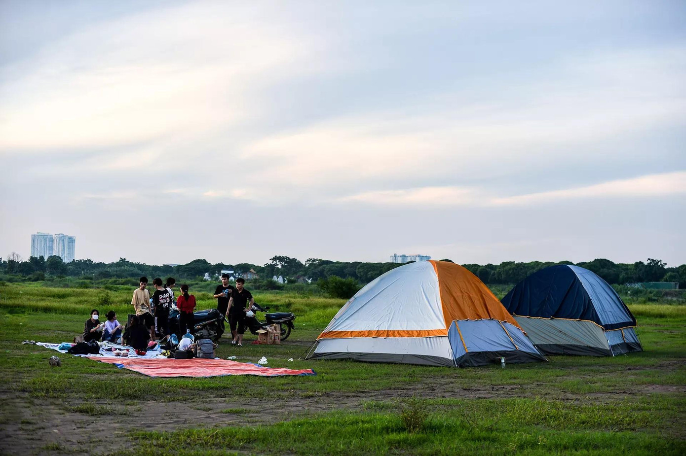 Chỉ có hai chiếc lều của một nhóm bạn trẻ. Họ tới trải bạt ăn uống và hưởng không khí trong lành của Hà Nội trong ngày thời tiết mát mẻ chỉ hơn 29 độ C.