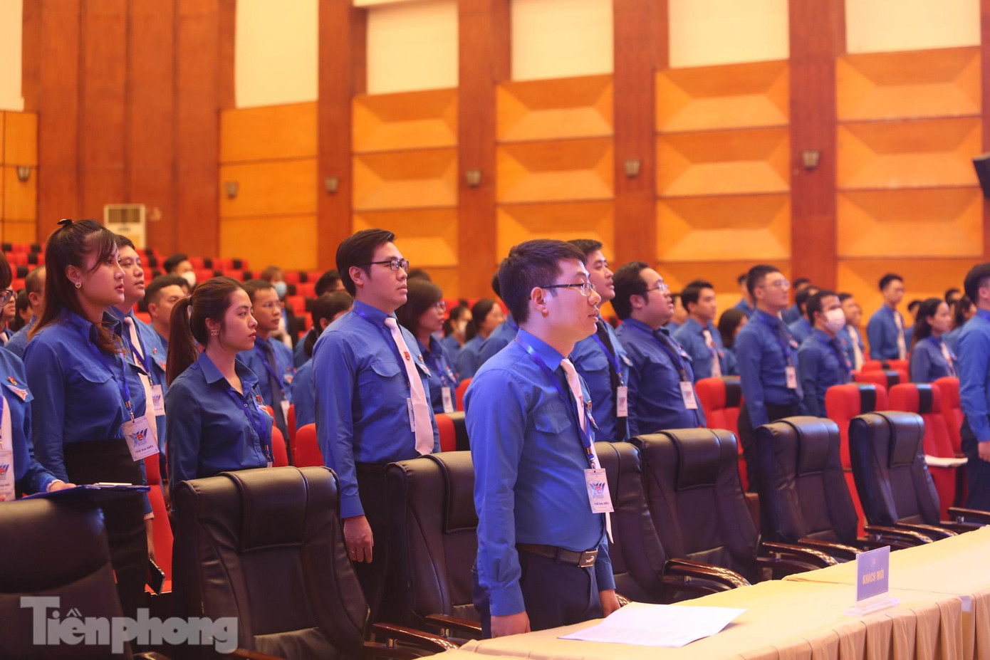 Các đồng chí lãnh đạo, đại biểu thực hiện nghi thức chào cờ Các đồng chí lãnh đạo, đại biểu thực hiện nghi thức chào cờ