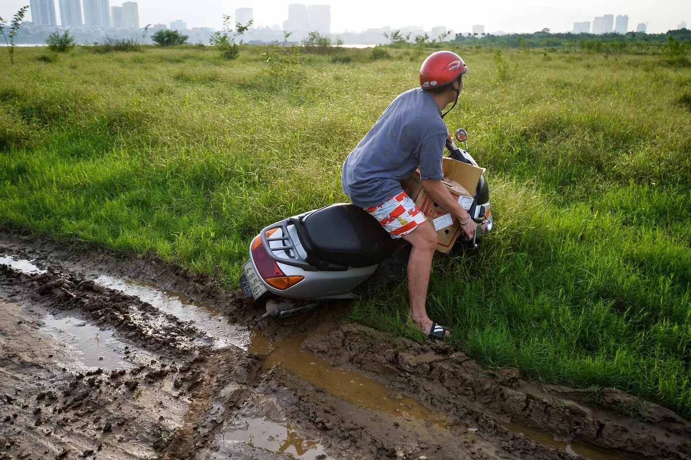 Một thanh niên bị loạng choạng, mất lái đâm vào bãi cỏ, sau đó xe của anh bị hỏng nút đề.