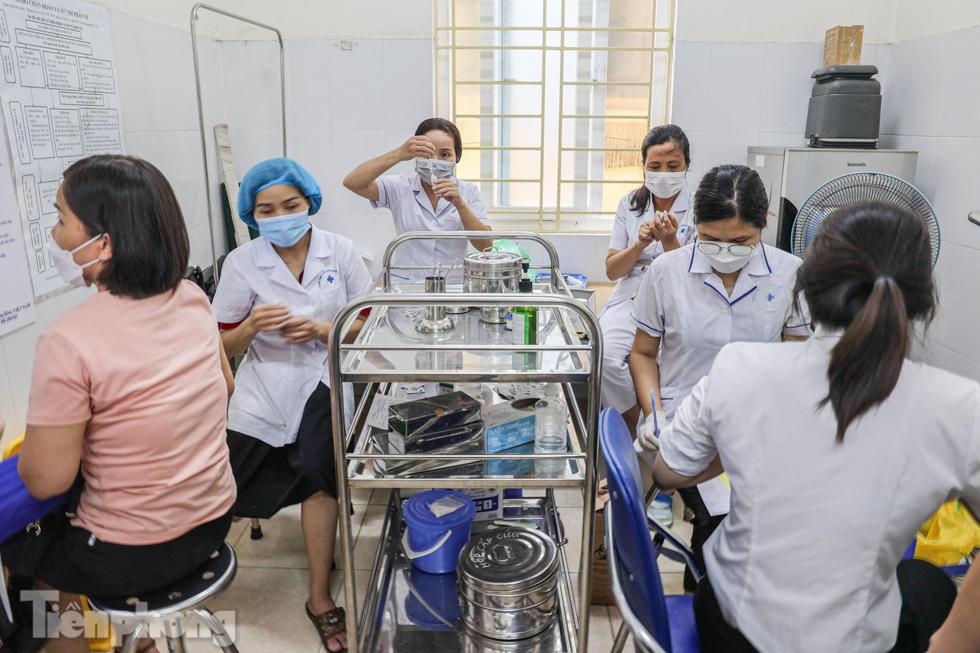 Do đó, cần đẩy mạnh triển khai tiêm vắc xin phòng COVID-19 mũi 3 cho người từ 12 tuổi trở lên, ưu tiên tiêm mũi 4 cho các đối tượng có nguy cơ theo hướng dẫn của Bộ Y tế và tiêm liều cơ bản cho trẻ từ 5 đến dưới 12 tuổi đảm bảo thần tốc quyết liệt, an toàn, hiệu quả, khoa học. Tiếp tục tăng cường truyền thông, vận động, khuyến khích người dân tiêm chủng mũi 3, mũi 4 kịp thời và đầy đủ. Do đó, cần đẩy mạnh triển khai tiêm vắc xin phòng COVID-19 mũi 3 cho người từ 12 tuổi trở lên, ưu tiên tiêm mũi 4 cho các đối tượng có nguy cơ theo hướng dẫn của Bộ Y tế và tiêm liều cơ bản cho trẻ từ 5 đến dưới 12 tuổi đảm bảo thần tốc quyết liệt, an toàn, hiệu quả, khoa học. Tiếp tục tăng cường truyền thông, vận động, khuyến khích người dân tiêm chủng mũi 3, mũi 4 kịp thời và đầy đủ.