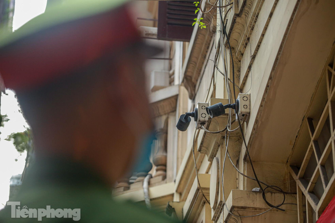 “Địa bàn này có số dân cư rất đông, nhiều ngõ ngách, số đối tượng quản lý nhiều, nên việc lắp đặt camera luôn được ưu tiên. Khi lắp đặt camera được người dân rất ủng hộ, giúp ích rất lớn cho lực lượng chức năng khi quản lý địa bàn", cảnh sát khu vực cho biết.