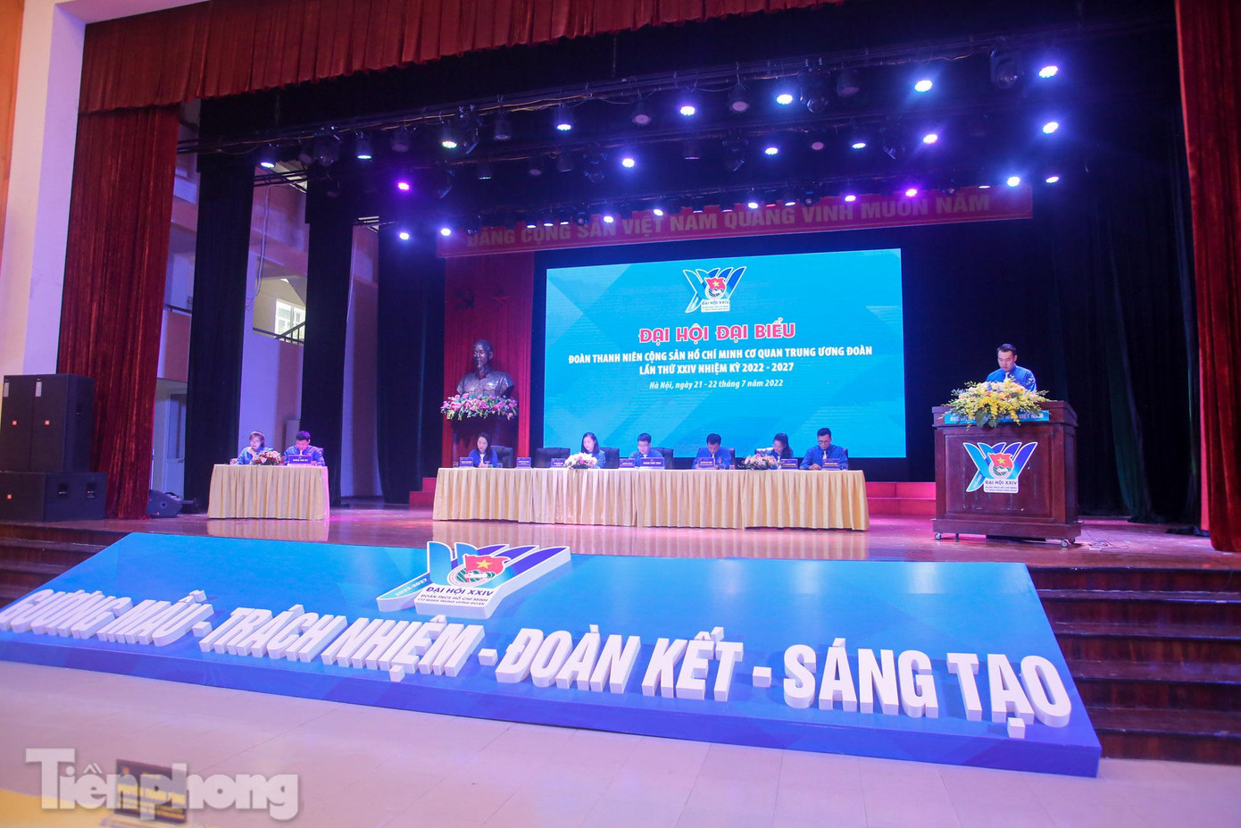 Dự phiên khai mạc, có các đồng chí đại diện lãnh đạo, cấp ủy các ban, đơn vị trực thuộc Trung ương Đoàn; lãnh đạo các ban của Đoàn Khối các cơ quan Trung ương; đại diện ĐTN các đơn vị bộ ngành Trung ương. Dự phiên khai mạc, có các đồng chí đại diện lãnh đạo, cấp ủy các ban, đơn vị trực thuộc Trung ương Đoàn; lãnh đạo các ban của Đoàn Khối các cơ quan Trung ương; đại diện ĐTN các đơn vị bộ ngành Trung ương.