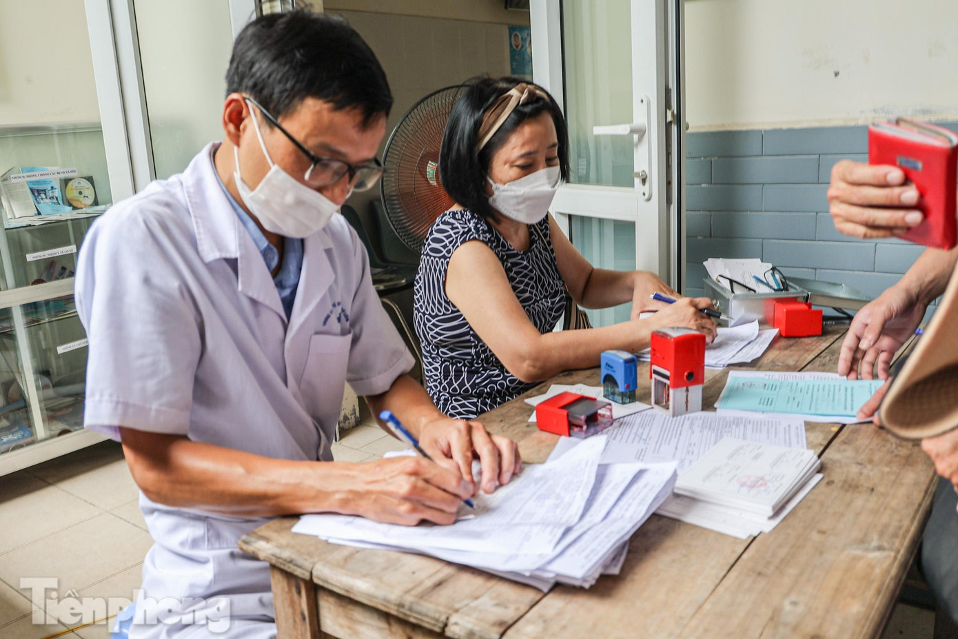 Người dân đóng dấu chứng nhận sau khi tiêm chủng. Người dân đóng dấu chứng nhận sau khi tiêm chủng.