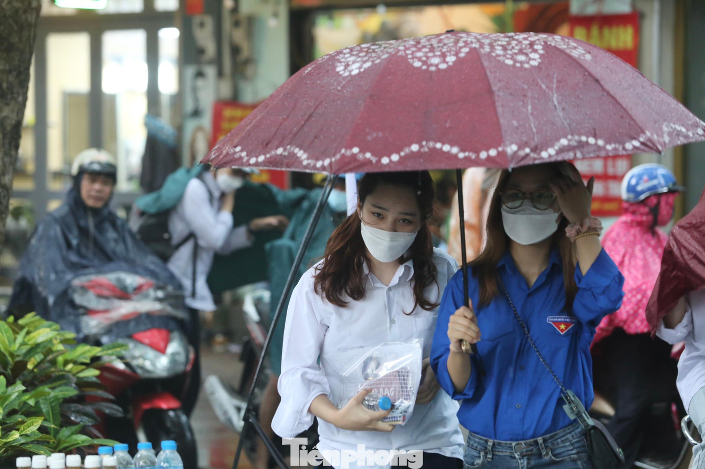 Tại điểm thi trường THPT Phan Huy Chú có hơn 500 thí sinh tham gia dự thi với 22 phòng thi. Tại điểm thi trường THPT Phan Huy Chú có hơn 500 thí sinh tham gia dự thi với 22 phòng thi.