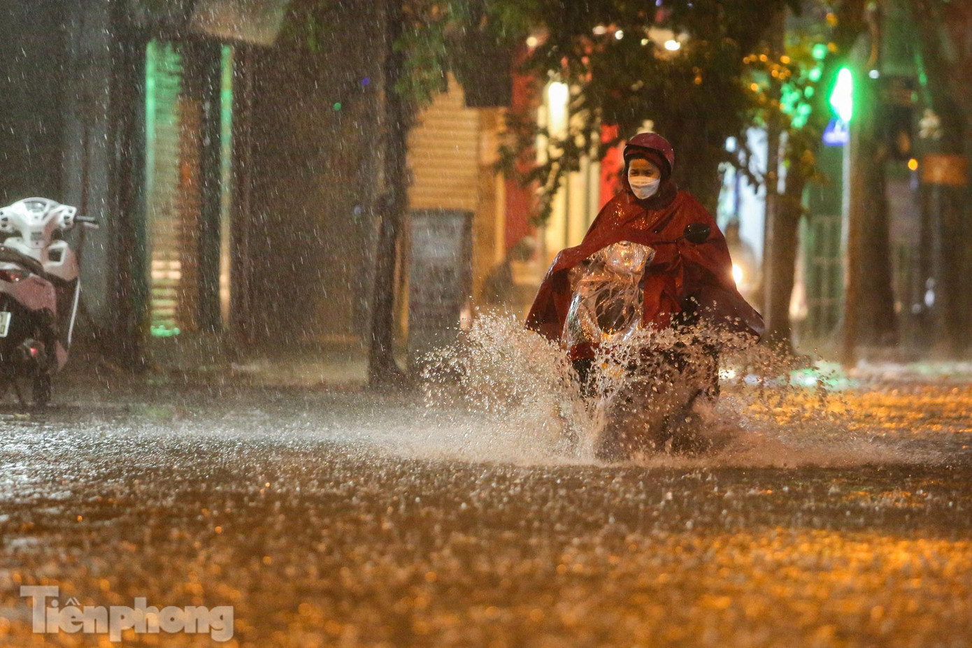 Cơn mưa xối xả khiến các phương tiện di chuyển khó khăn, đặc biệt là xe máy.
