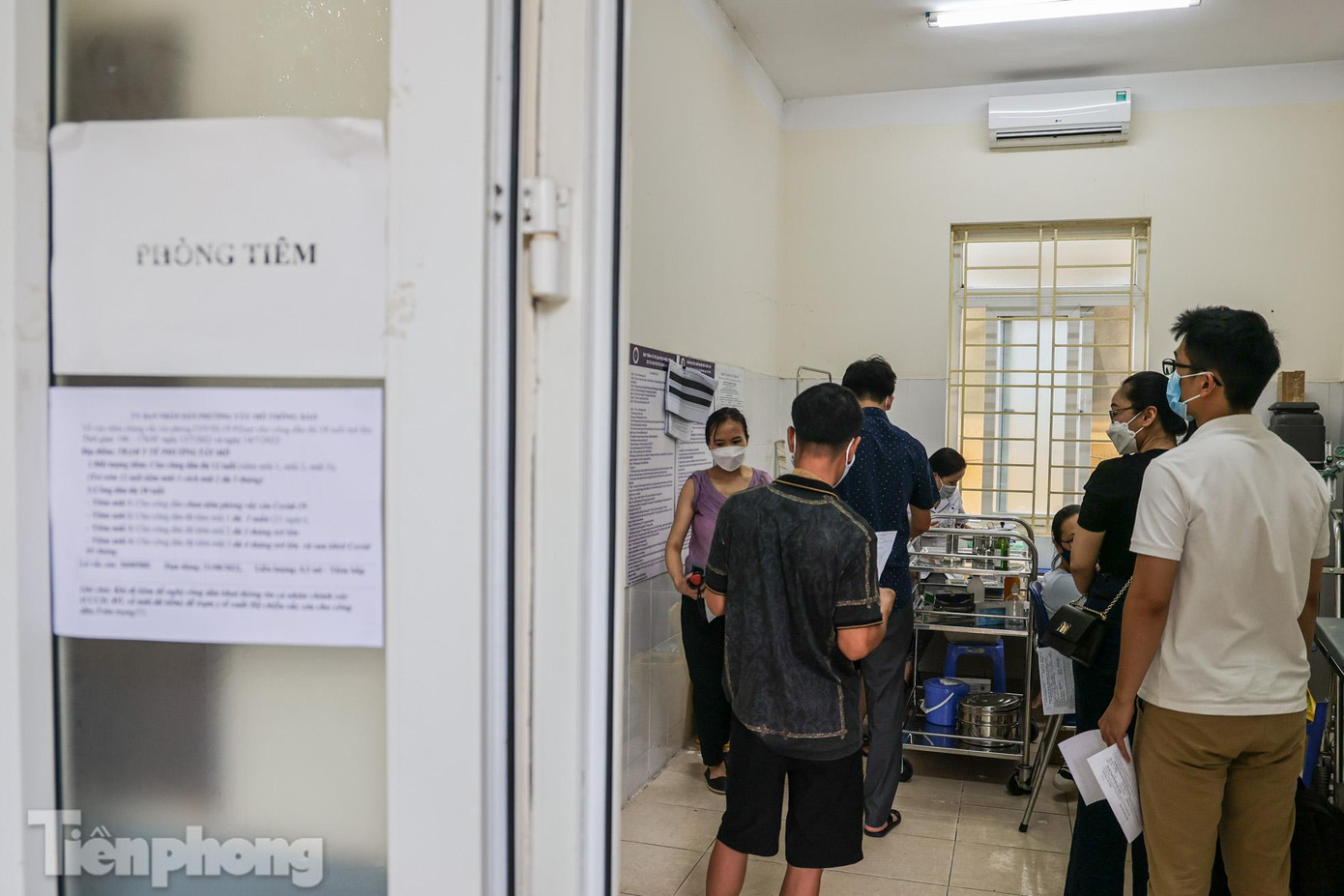 Người dân xếp hàng chờ tiêm vắc xin phòng chống COVID-19 sau khi khám sức khỏe. Người dân xếp hàng chờ tiêm vắc xin phòng chống COVID-19 sau khi khám sức khỏe.