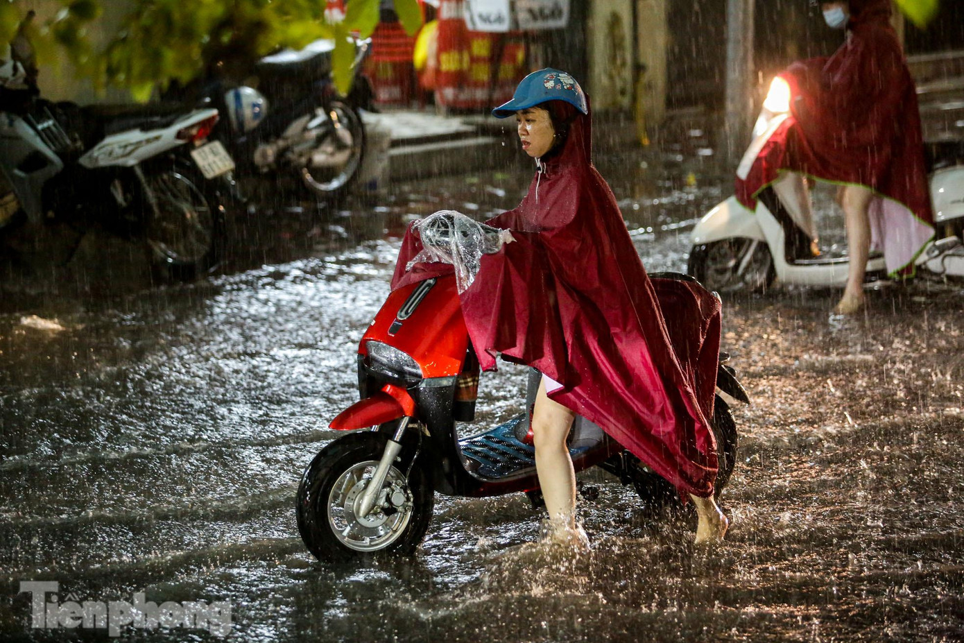 Nhiều phương tiện "chết đuối" khi băng qua biển nước".