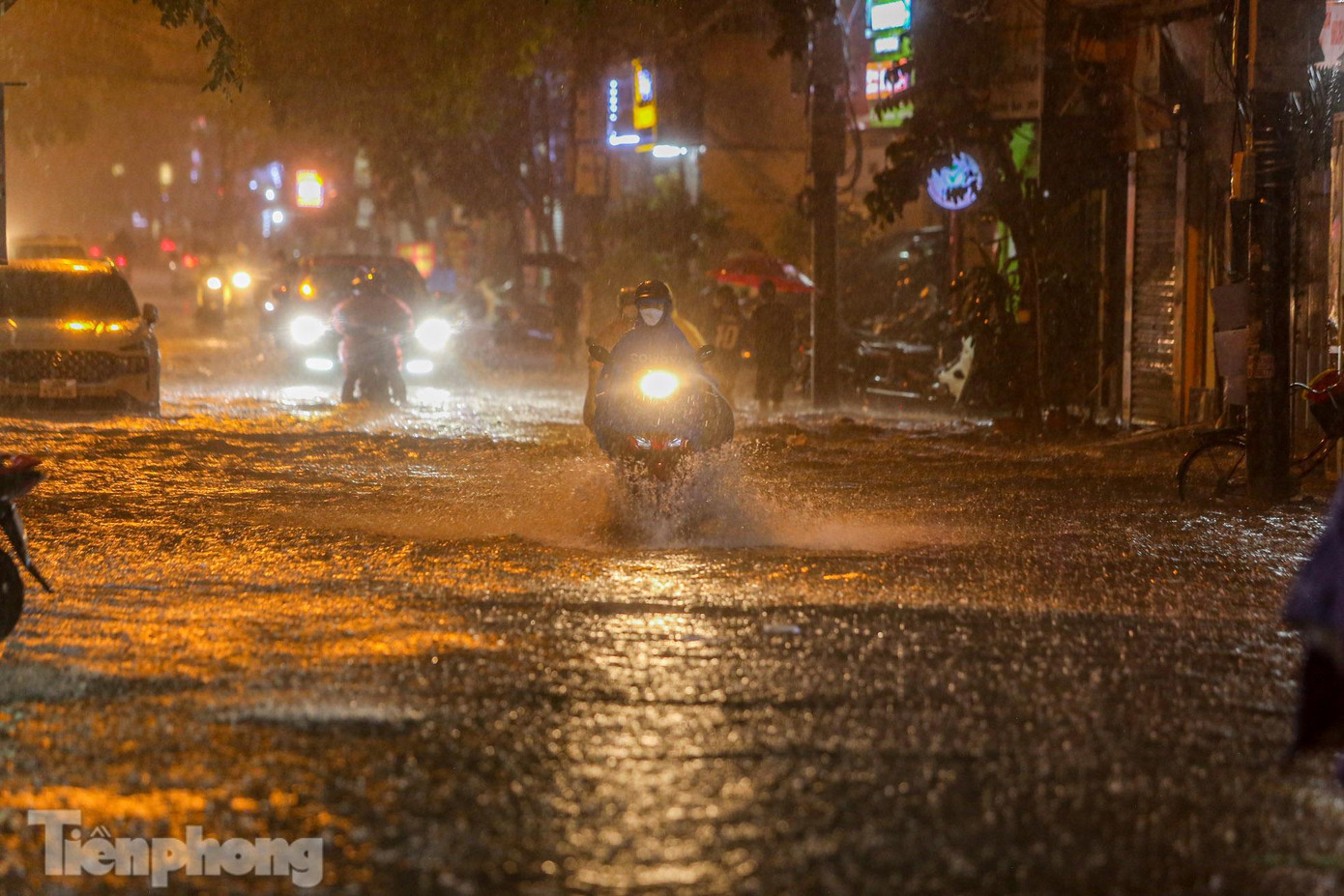 Phố Hoàng Văn Thái ngập trong biển nước, có điểm ngập đến 30cm.