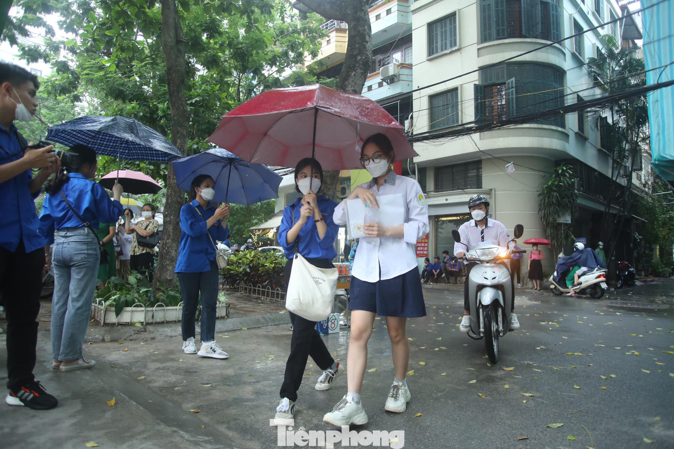 Càng đến gần giờ tập trung, giờ làm bài thi, mưa không ngớt nhưng các đoàn viên thanh niên vẫn nhiệt tình giúp các sĩ tử. Càng đến gần giờ tập trung, giờ làm bài thi, mưa không ngớt nhưng các đoàn viên thanh niên vẫn nhiệt tình giúp các sĩ tử.