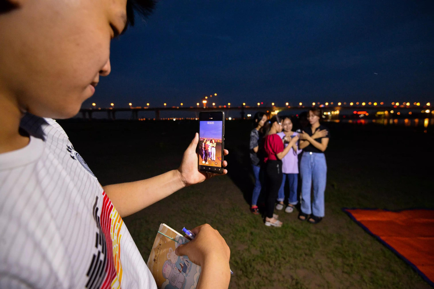 Khi màn đêm buông xuống, các bạn trẻ thoải mái hát hò, vui đùa bởi nơi này cách xa khu dân cư vài cây số.