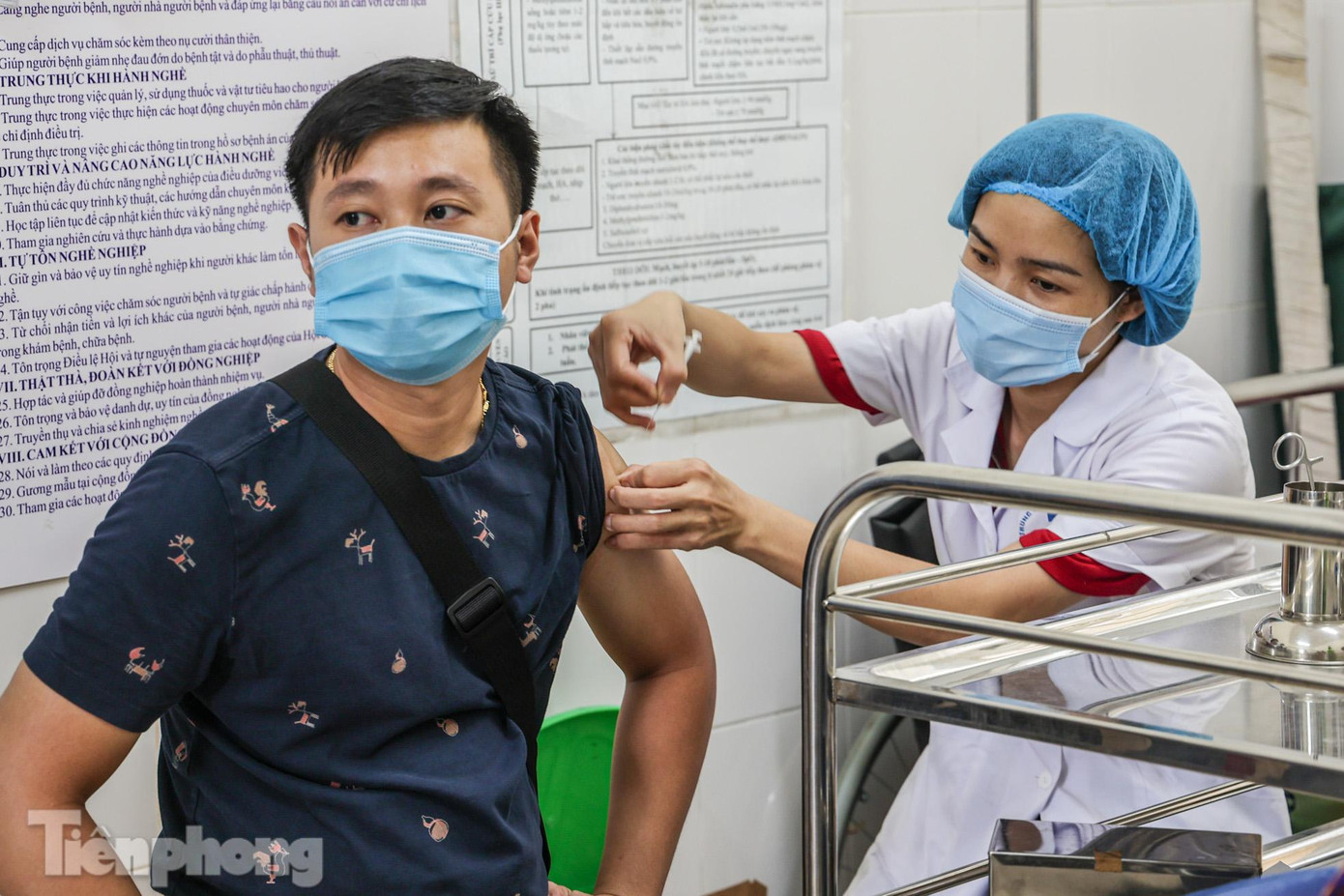 Tuy nhiều người có sức khỏe tốt nhưng vẫn chủ động tiêm mũi 4 vắc xin phòng dịch COVID-19. Tuy nhiều người có sức khỏe tốt nhưng vẫn chủ động tiêm mũi 4 vắc xin phòng dịch COVID-19.