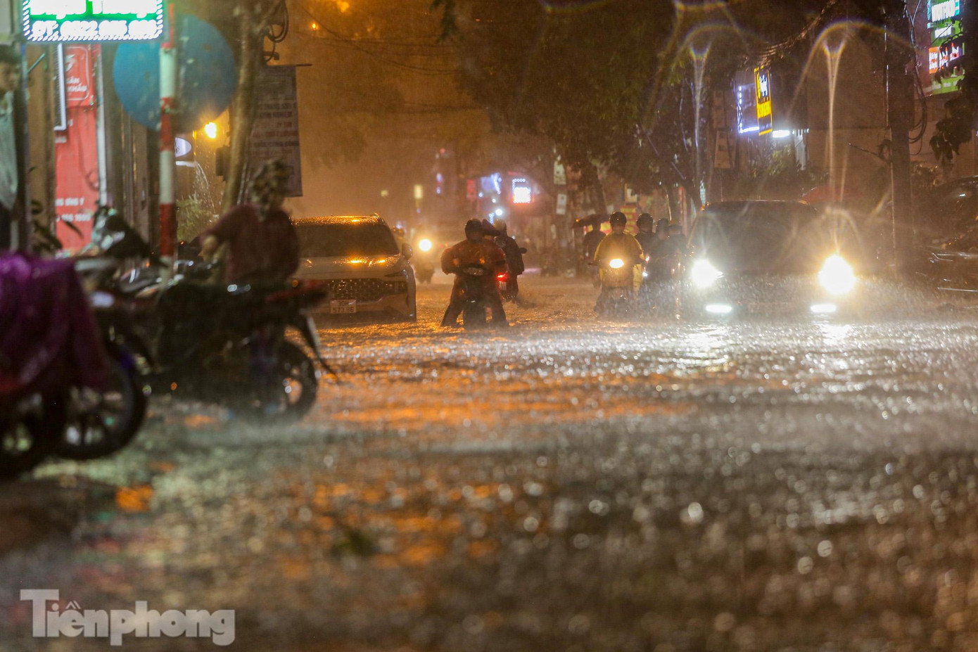 Nhiều phương tiện gặp khó khăn khi di chuyển qua tuyến đường trên.