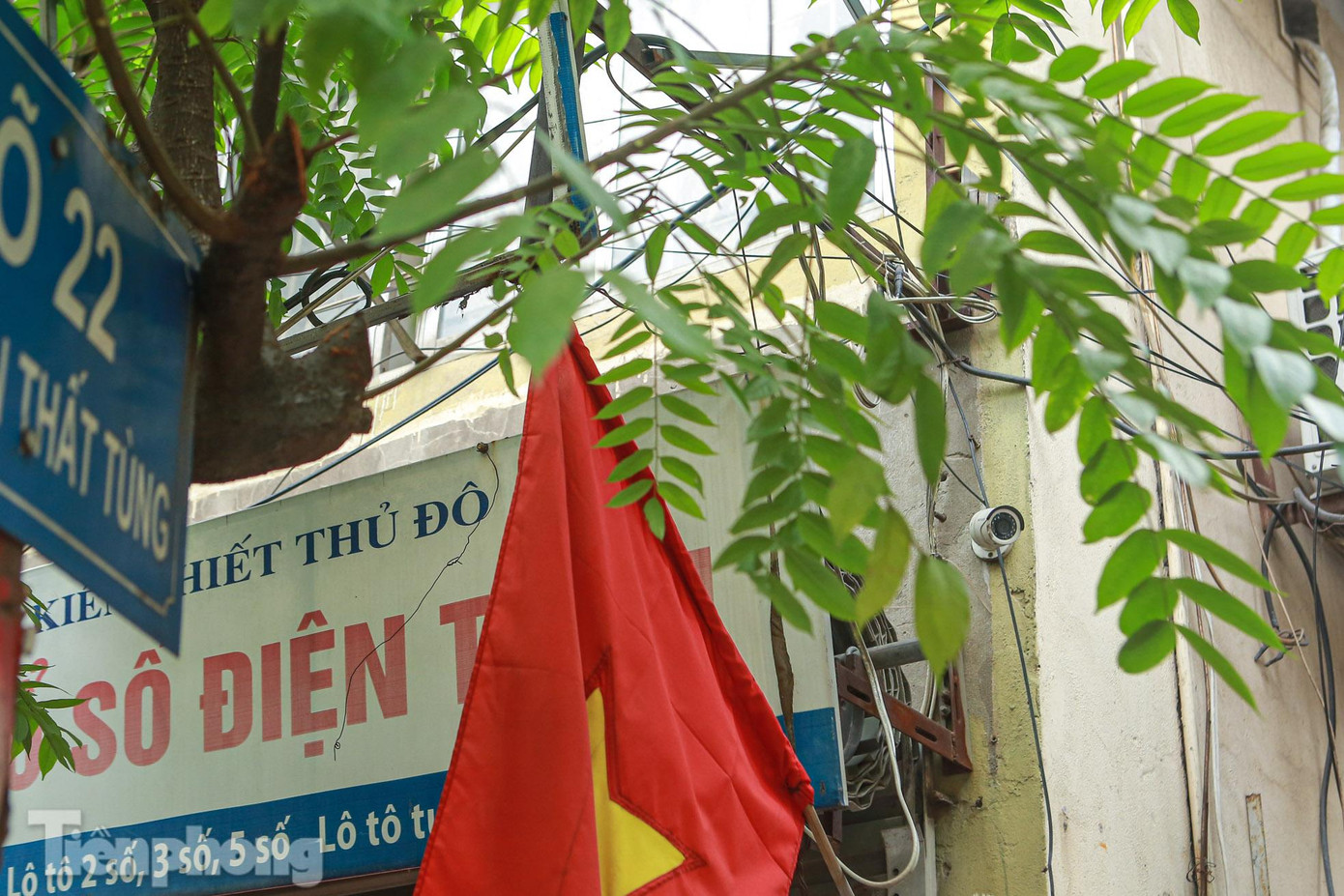 UBND TP Hà Nội đã ban hành văn bản nhân rộng mô hình "Camera an ninh" trên địa bàn thành phố nhằm mục đích bảo đảm an ninh chính trị, giữ gìn trật tự an toàn xã hội, thực hiện thành công tiêu chí an ninh trật tự trong xây dựng phường, thị trấn, quận, thị xã đạt chuẩn văn minh đô thị… Đối với UBND các quận, huyện, thị xã cần tập trung chỉ đạo nhân rộng mô hình "Camera an ninh" trên địa bàn phường, xã, thị trấn; đẩy mạnh tuyên truyền, vận động và yêu cầu các cơ quan, đơn vị thực hiện xã hội hóa trong thực hiện mô hình; nghiên cứu đề xuất, dành một phần kinh phí ngân sách triển khai hệ thống camera an ninh giám sát tại các tuyến giao thông chính, khu dân cư, địa bàn trọng điểm phức tạp về an ninh trật tự.