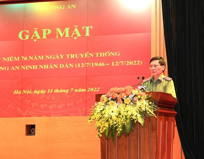 Trung tướng Hoàng Kông Tư phát biểu tại buổi gặp mặt. Trung tướng Hoàng Kông Tư phát biểu tại buổi gặp mặt.