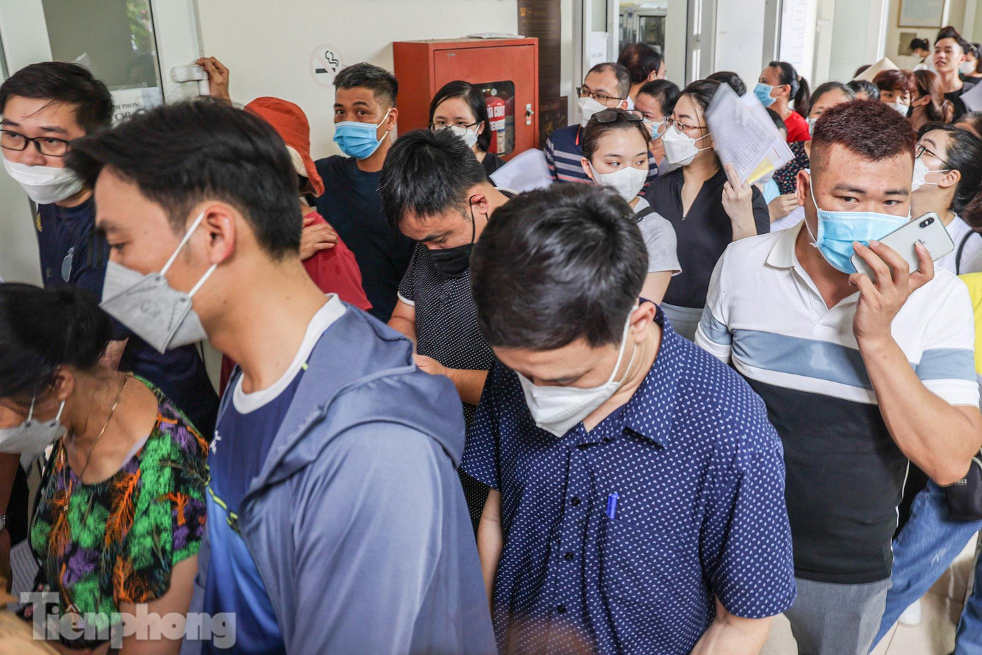 Sau khi có các cảnh báo về nguy cơ dịch COVID-19 tái bùng phát, nhiều người chủ động hơn trong việc phòng dịch. Sau khi có các cảnh báo về nguy cơ dịch COVID-19 tái bùng phát, nhiều người chủ động hơn trong việc phòng dịch.