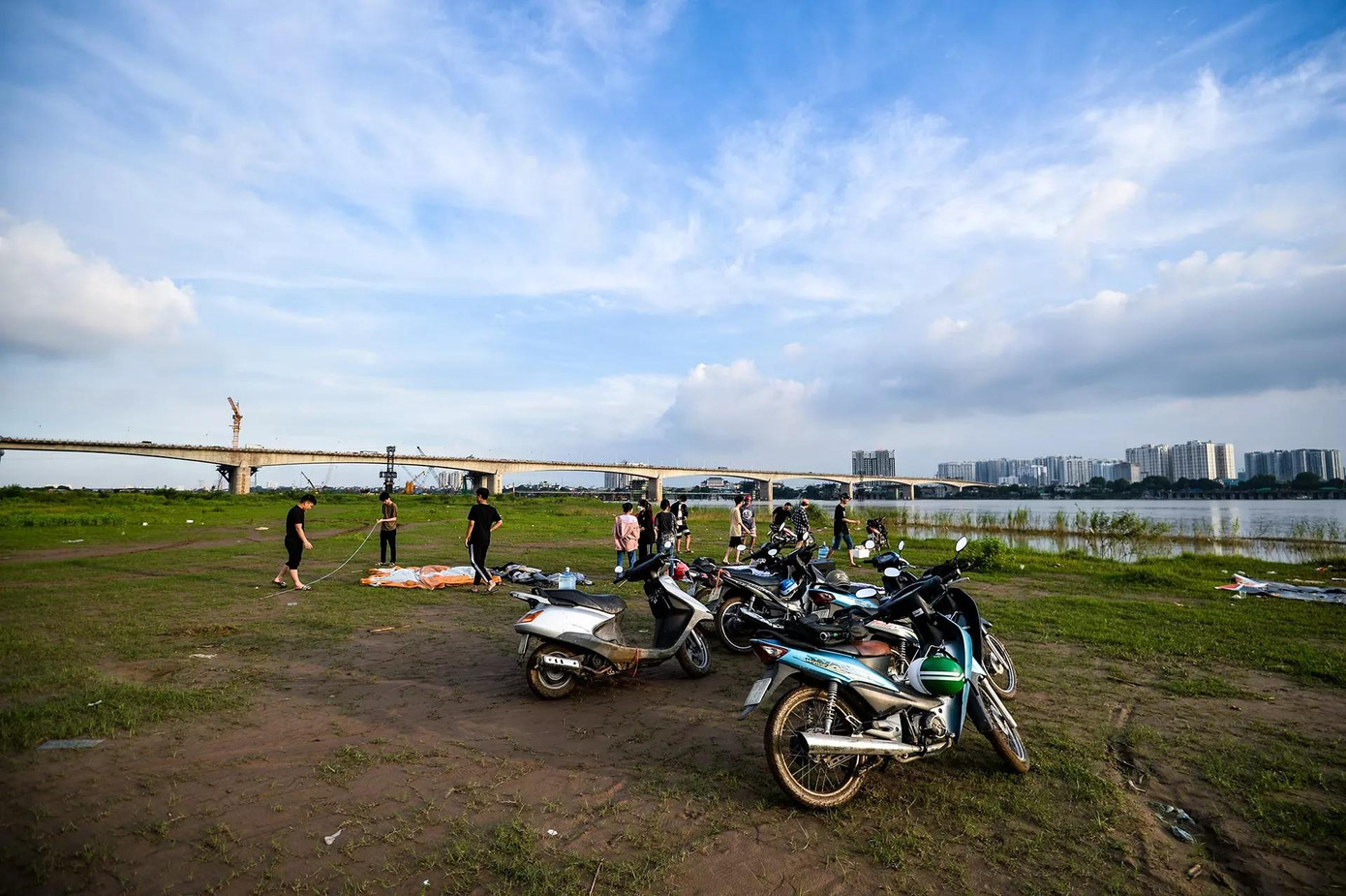 Ngày 9/7, trời Hà Nội bắt đầu hửng nắng sau những ngày có mưa lớn. Khu vực bãi sông gần chân cầu Vĩnh Tuy, cảnh các bạn trẻ, gia đình thường xuyên chơi cắm trại không còn đông đúc như các chiều cuối tuần trước đó.