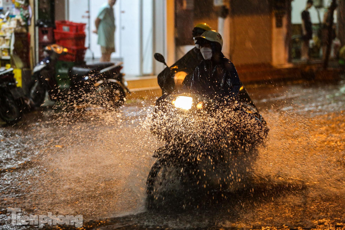 Trong cơn mưa, các phương tiện khó mà di chuyển nhanh.