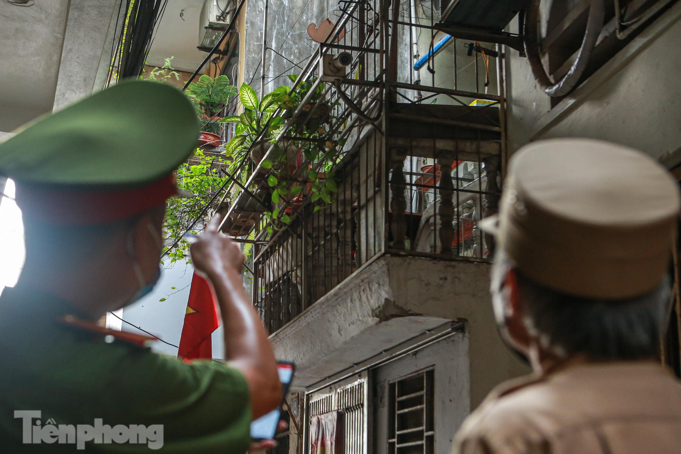 Theo UBND TP Hà Nội, đến nay, toàn TP Hà Nội đã xây dựng triển khai mô hình "Camera an ninh" tại 121 phường, xã, thị trấn của 30 quận, huyện, thị xã. Qua rà soát, đánh giá việc triển khai thực hiện của các đơn vị, địa phương thấy rằng, mô hình "Camera an ninh" là giải pháp hữu hiệu, nâng cao hiệu quả công tác quản lý nhà nước về an ninh trật tự, góp phần đấu tranh phòng, chống các loại tội phạm.
