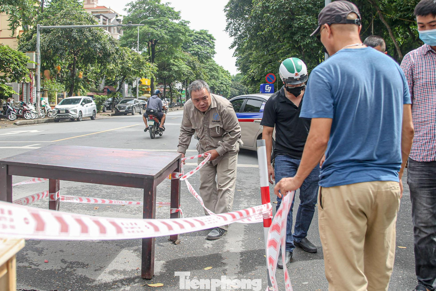 "Hố tử thần" xuất hiện ở đoạn đường có mật độ phương tiện tham gia đông khiến nhiều người di chuyển qua đây lo lắng.