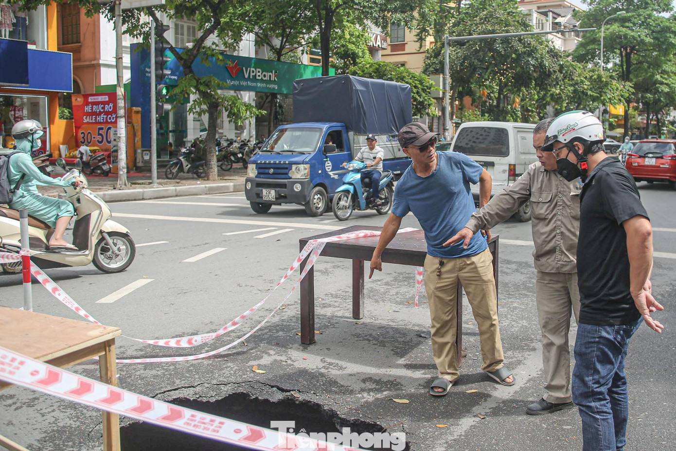 Người dân tại sinh sống tại khu vực trên cho biết, vào khoảng 22h tối ngày 11/7, khu vực đã có biểu hiện nứt nẻ trên mặt đường, đến sáng nay thì khu vực bị nứt sụt xuống tại thành hố sâu.