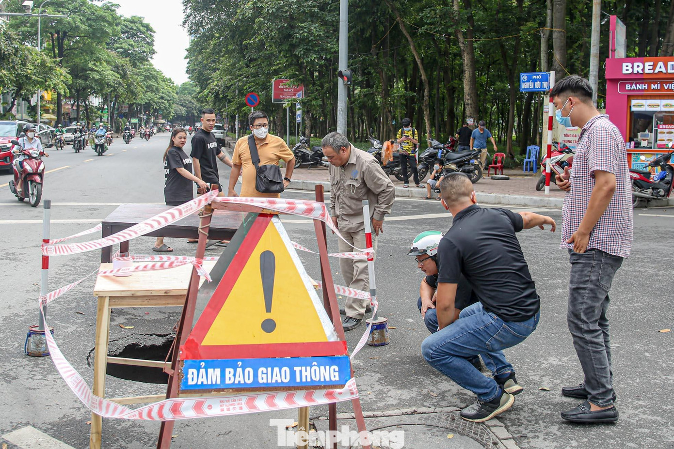 Biển cảnh báo được đặt xung quanh khu vực chăng dây.