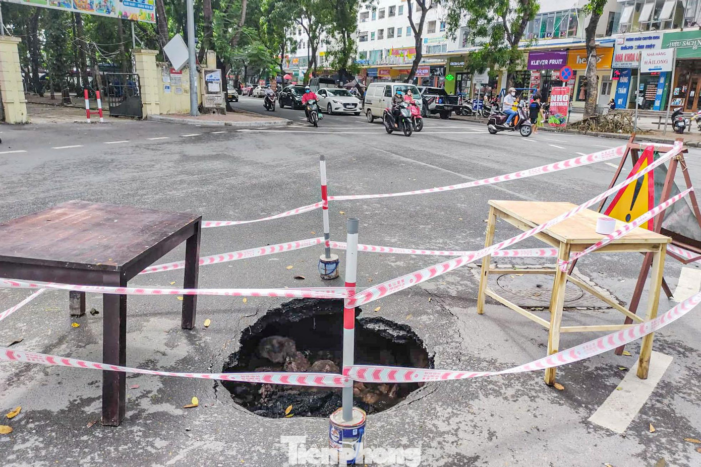 Lực lượng chức năng đã dùng bàn ghế, chăng dây quanh khu vực "hố tử thần".