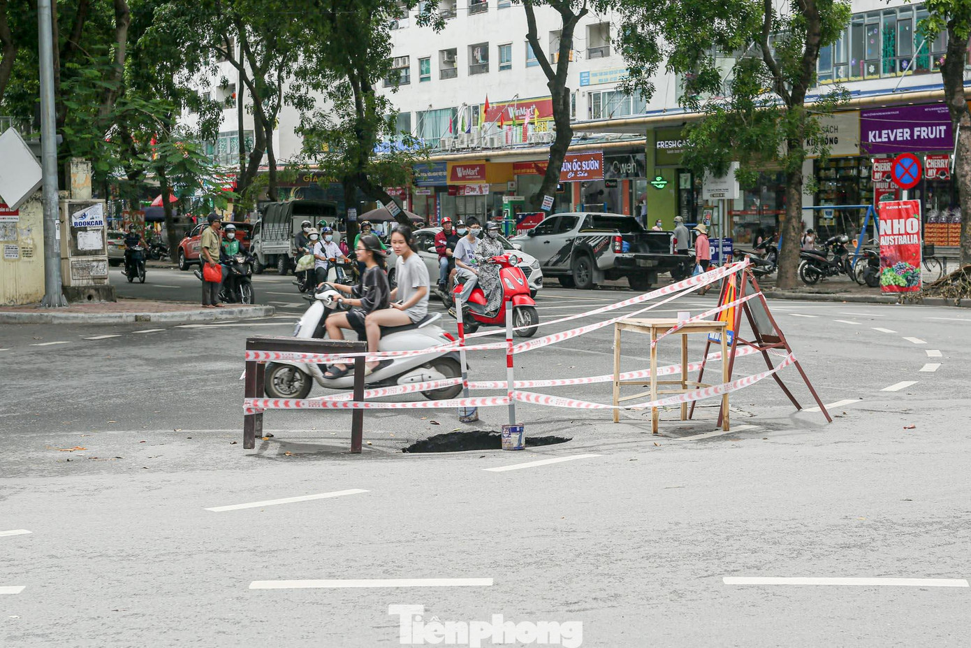 Sáng nay, nhiều người dân sinh sống, tham gia giao thông bất ngờ khi phát hiện "hố tử thần" xuất hiện ngay giữa ngã tư Nguyễn Hữu Thọ - Nguyễn Phan Chánh (quận Hoàng Mai, Hà Nội).
