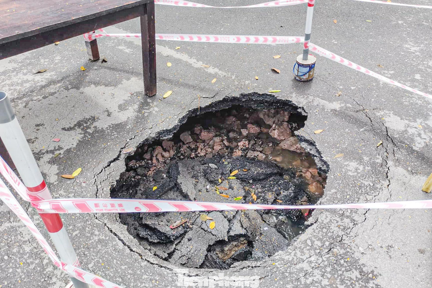 Mặt hố rộng khoảng hơn 1m, sâu khoảng 1m.