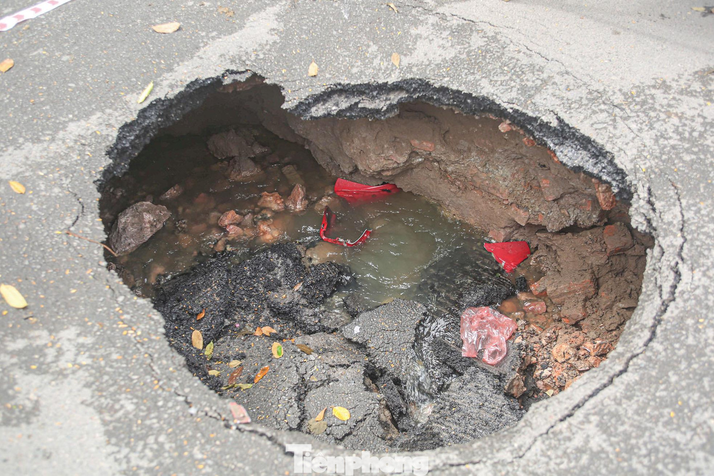 Theo quan sát của PV, hố sụt ngay tại hệ thống cống ngầm.