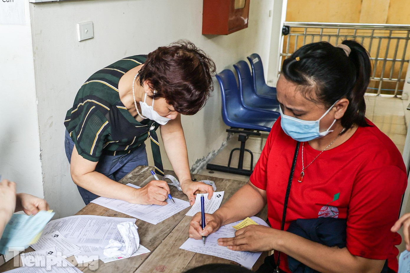 Trạm trưởng Trạm Y tế phường Tây Mỗ cho biết, từ cuối tháng 6 đến nay, phường Tây Mỗ đã tổ chức 4 đợt tiêm mũi nhắc lại lần 2 cho người dân: "Số người đi tiêm vắc xin mũi 4 ngày càng nhiều hơn sau các khuyến cáo. Lượng người đăng ký những ngày sau gấp đôi những ngày trước đó". Trạm trưởng Trạm Y tế phường Tây Mỗ cho biết, từ cuối tháng 6 đến nay, phường Tây Mỗ đã tổ chức 4 đợt tiêm mũi nhắc lại lần 2 cho người dân: "Số người đi tiêm vắc xin mũi 4 ngày càng nhiều hơn sau các khuyến cáo. Lượng người đăng ký những ngày sau gấp đôi những ngày trước đó".