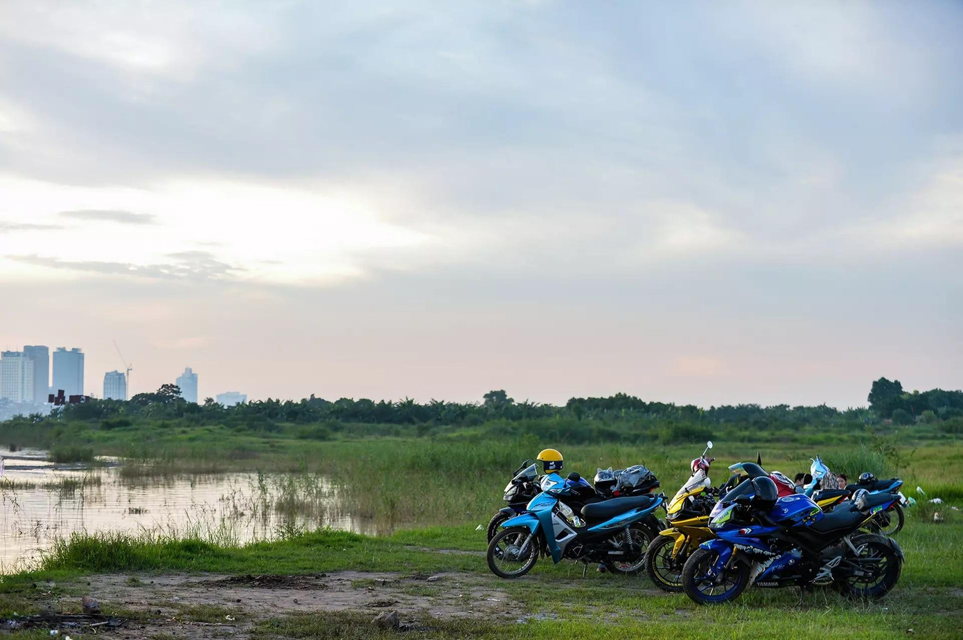 Những ngày qua, tại Hà Nội tiếp tục ghi nhận những đợt mưa lớn. Đó là phần nào lý do khiến nơi đây vắng vẻ.