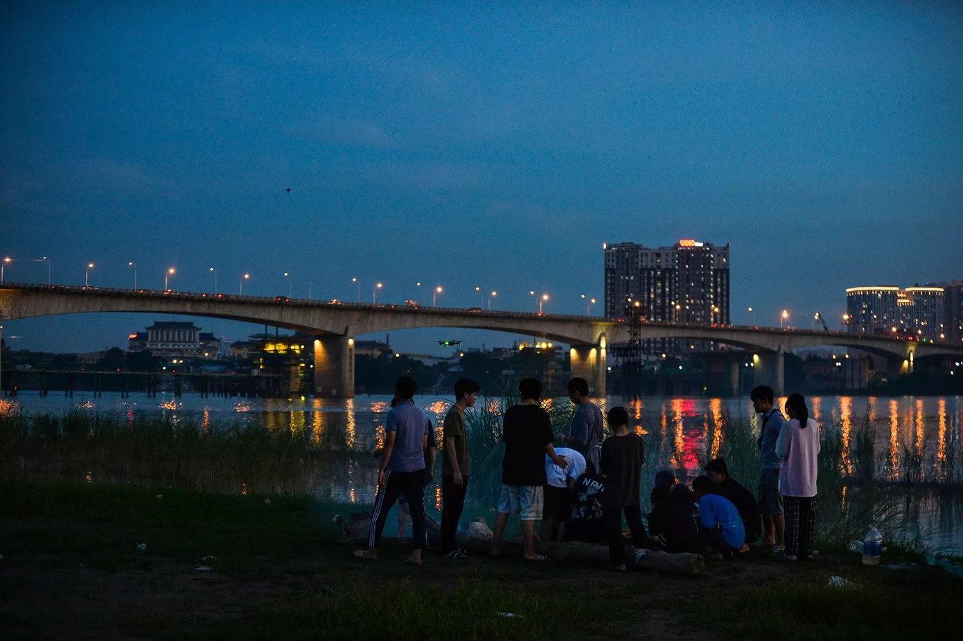 Vì hầu hết là sinh viên, đang dịp nghỉ hè, nhóm bạn của Tùng không vướng bận công việc vào đầu tuần. Họ quyết định ở lại qua đêm tại bãi đất sông Hồng này.