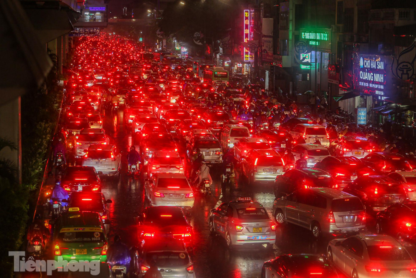 Cơn mưa lớn khiến nhiều tuyến đường Thủ đô kẹt cứng. Hình ảnh đường Nguyễn Trãi lúc 18h45.