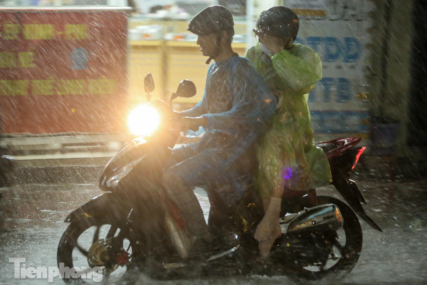 Càng về tối, những đợt mưa càng kéo dài và nặng hạt.