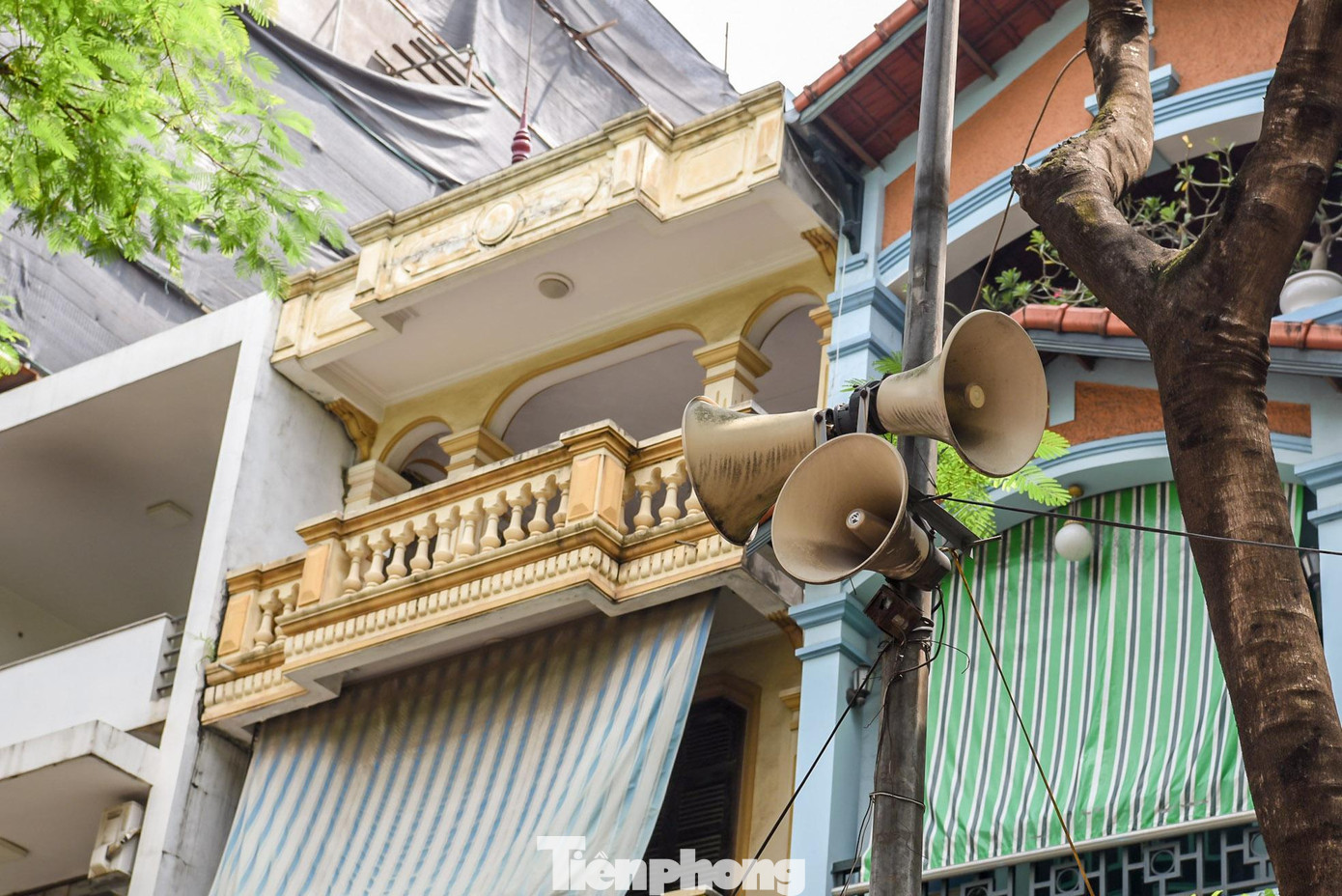 Nhiều người dân băn khoăn về vấn đề này, khi cách đây vài năm, lãnh đạo UBND thành phố Hà Nội từng cho rằng “loa phường đã hoàn thành sứ mệnh”, yêu cầu giảm các cụm loa phường ở nội thành, thay thế bằng các biện pháp thông tin khác.