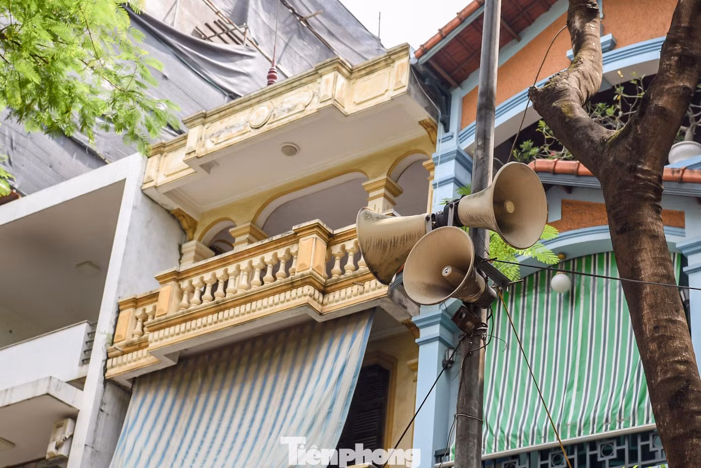 Nhiều người dân băn khoăn về vấn đề này, khi cách đây vài năm, lãnh đạo UBND thành phố Hà Nội từng cho rằng “loa phường đã hoàn thành sứ mệnh”, yêu cầu giảm các cụm loa phường ở nội thành, thay thế bằng các biện pháp thông tin khác.