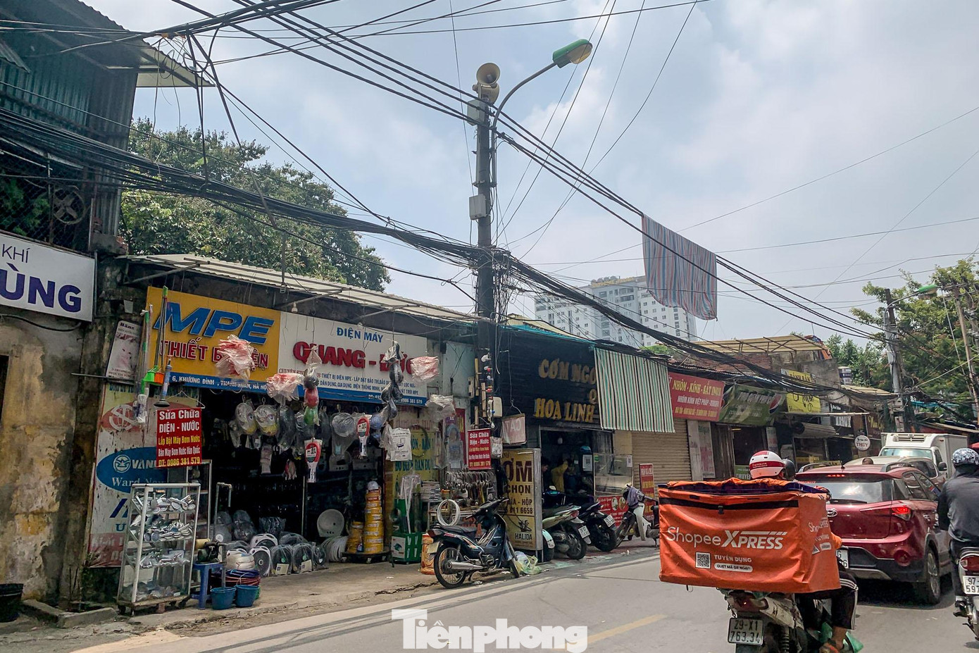 Chú Dũng (quận Thanh Xuân, Hà Nội) cho biết: "Khi internet phủ sóng, tôi thấy việc khôi phục lại hệ thống loa phường là không cần thiết. Bởi bây giờ đông dân cư, lượng phương tiện giao thông dày đặc như ở Thủ đô Hà Nội, loa phường phát vào khung giờ cao điểm thì người dân cũng không nghe rõ".