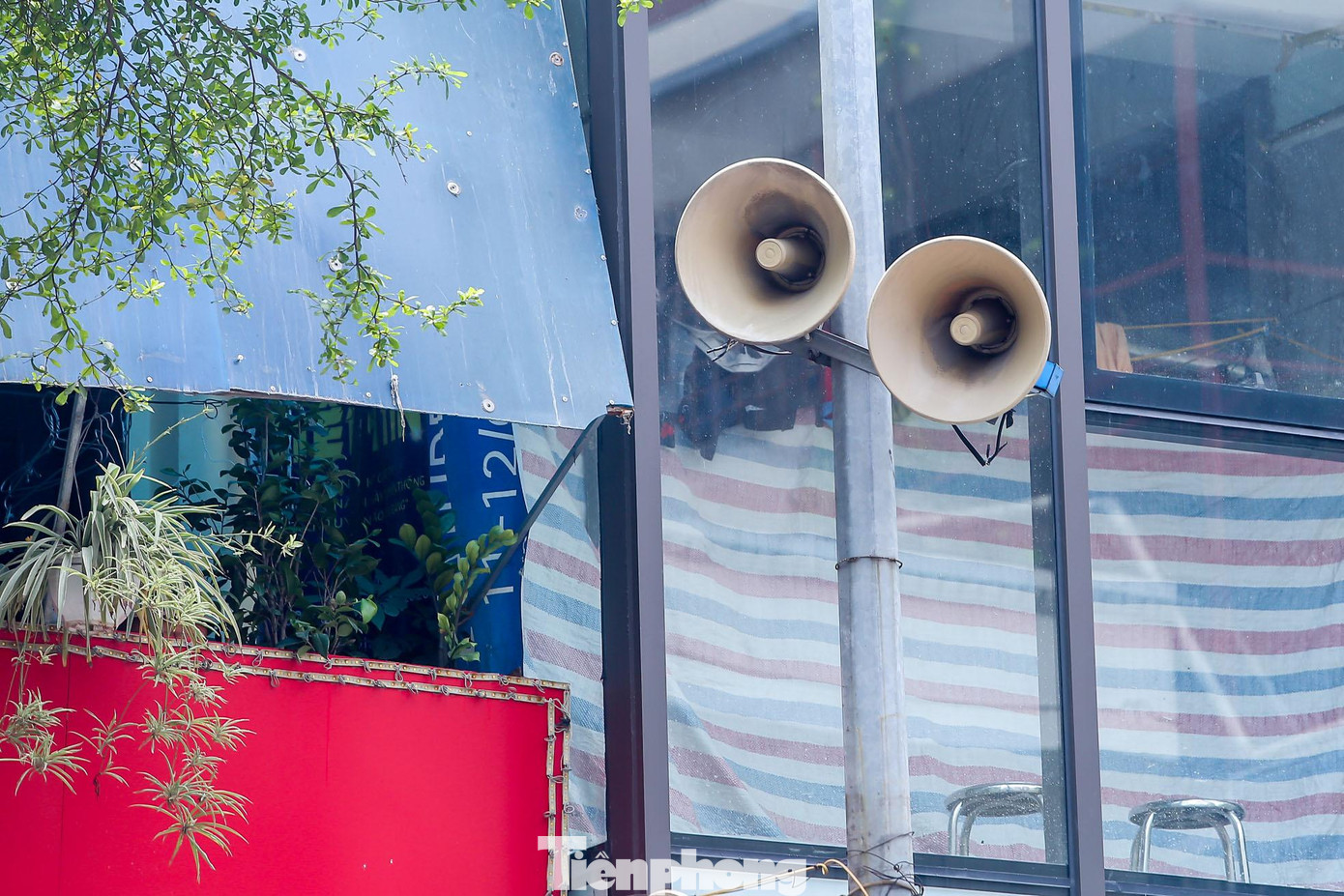 Trao đổi với báo chí mới đây, Phó Giám đốc Sở Thông tin và Truyền thông Hà Nội Nguyễn Thị Mai Hương giải thích, trước đây lãnh đạo thành phố đưa ra ý kiến “loa phường đã hoàn thành sứ mệnh”, nhưng thời điểm đó cách thức hoạt động của thiết bị này gây ra nhiều bức xúc cho người dân. Loa phường hiện đã được cải tiến theo hướng thân thiện và chỉ cung cấp thông tin thiết yếu.