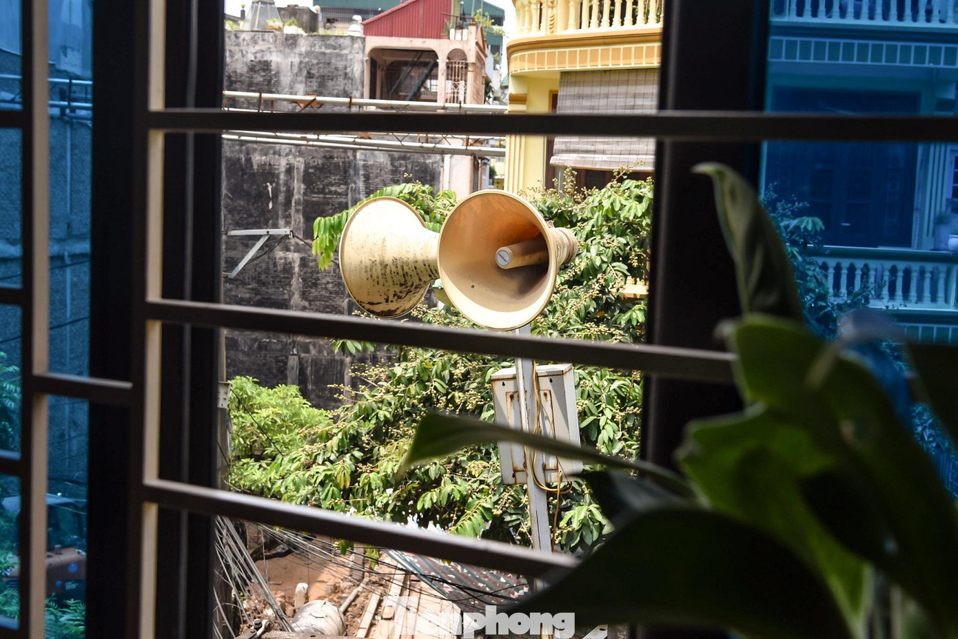 Thậm chí có chiếc loa hướng trực tiếp vào ban công nhà trên tầng cao, chĩa thẳng vào cửa sổ.