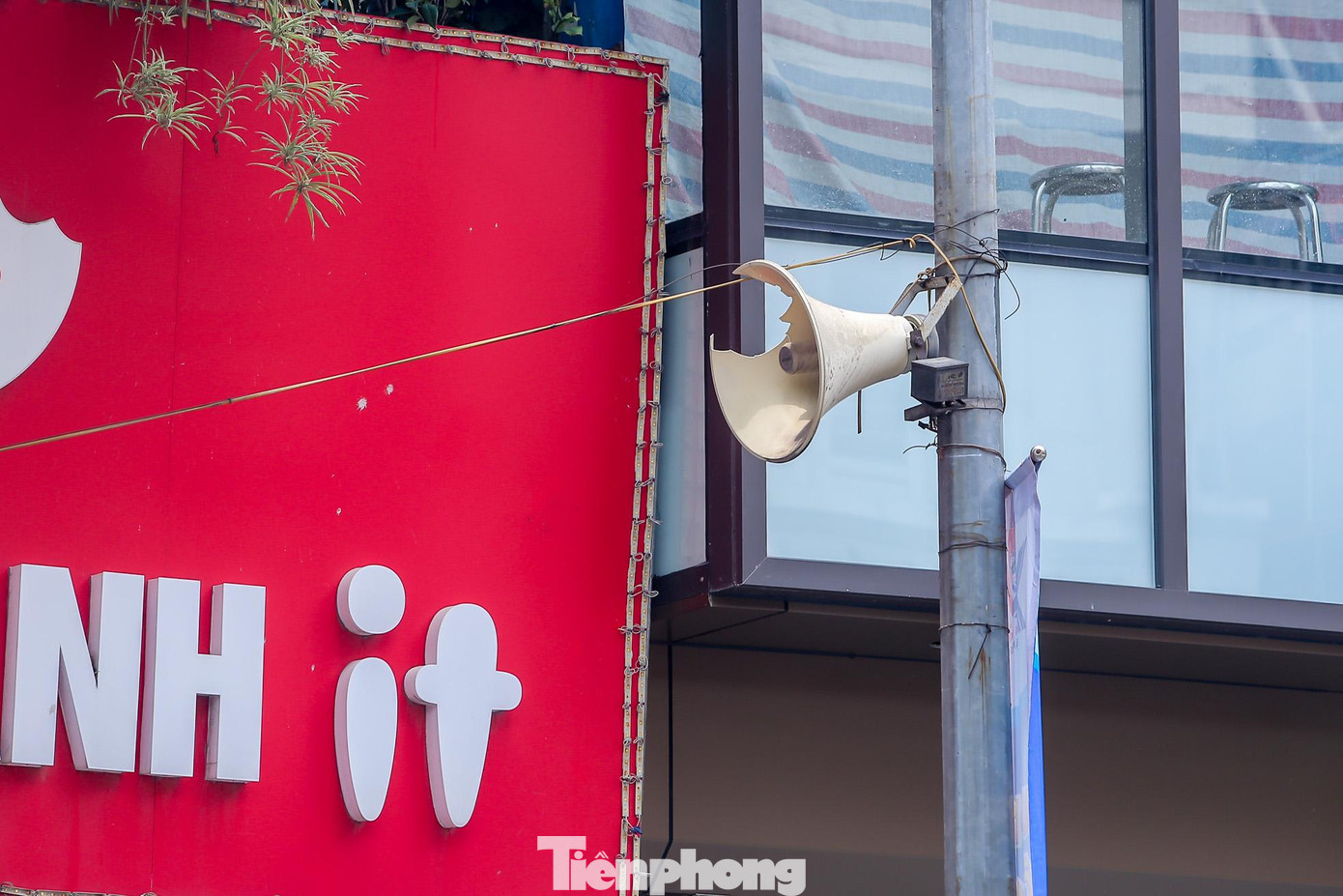 Ghi nhận của PV, trên nhiều tuyến phố của Thủ đô đều có sự hiện diện của loa phường, đặc biệt tại khu đông dân cư, khu tập thể. Những dàn loa phường thường gồm 2 chiếc, có chỗ 1 chiếc, 3 chiếc hay 4 chiếc. Nhiều dàn loa trong tình trạng cũ nát, hư hỏng theo thời gian.