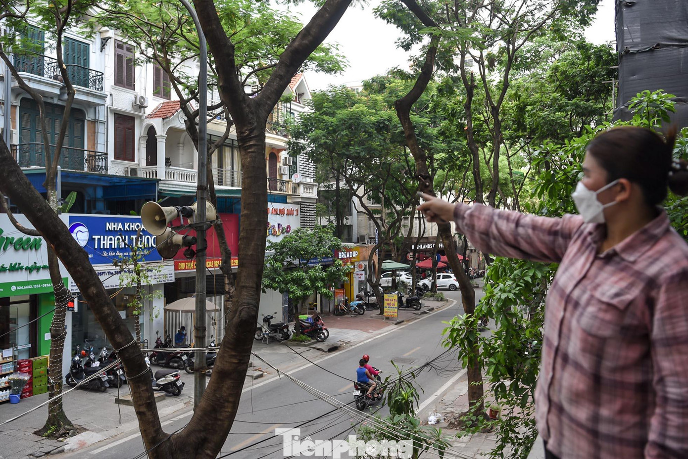 Chị Hoa cho biết, mặc dù khoảng cách từ loa đến nhà không xa. Thế nhưng nhiều lúc đông xe cộ, chẳng nghe thấy tiếng loa. Chất lượng loa dần xuống cấp.