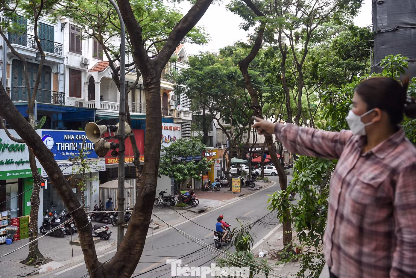 Chị Hoa cho biết, mặc dù khoảng cách từ loa đến nhà không xa. Thế nhưng nhiều lúc đông xe cộ, chẳng nghe thấy tiếng loa. Chất lượng loa dần xuống cấp.