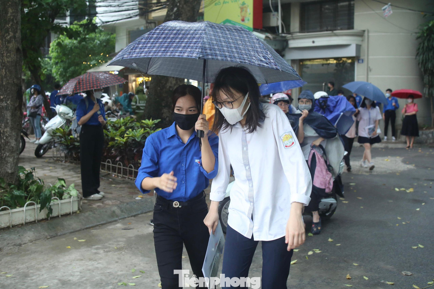 Sự tận tình của hơn 30 tình nguyện viên giúp thí sinh bớt áp lực. Sự tận tình của hơn 30 tình nguyện viên giúp thí sinh bớt áp lực.