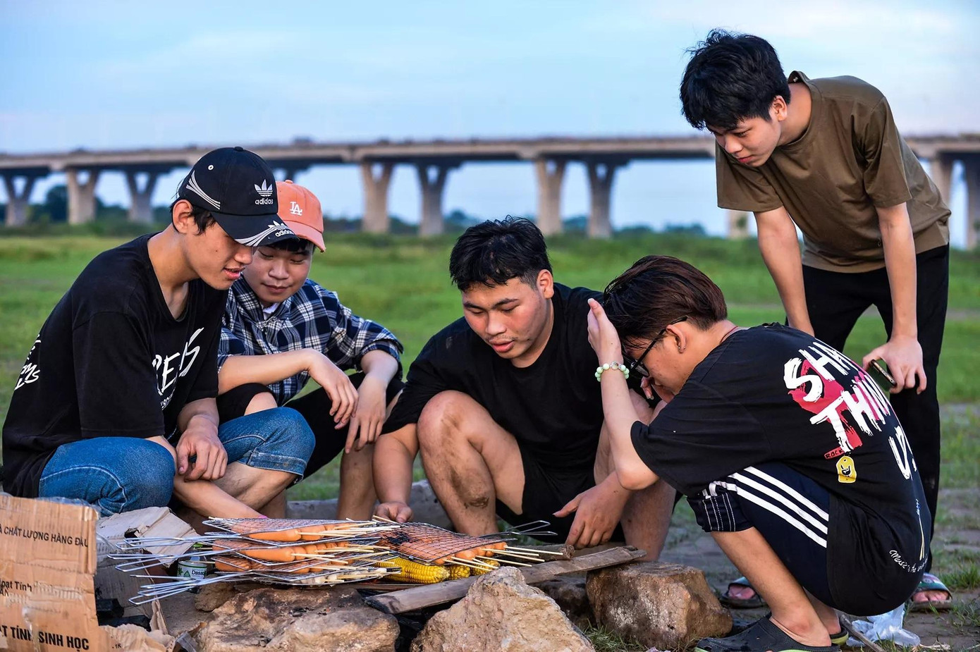 Nhóm bạn của Tùng có khoảng 40 người, là thành viên của một câu lạc bộ thuộc Đại học Xây dựng. Khi đến đây, mỗi người một công việc, họ cùng nhau tận hưởng khoảng thời gian vui vẻ.