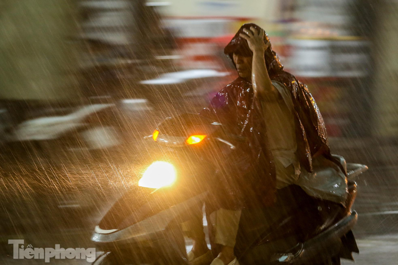 Cơn mưa xối xả khiến tầm nhìn bị hạn chế.