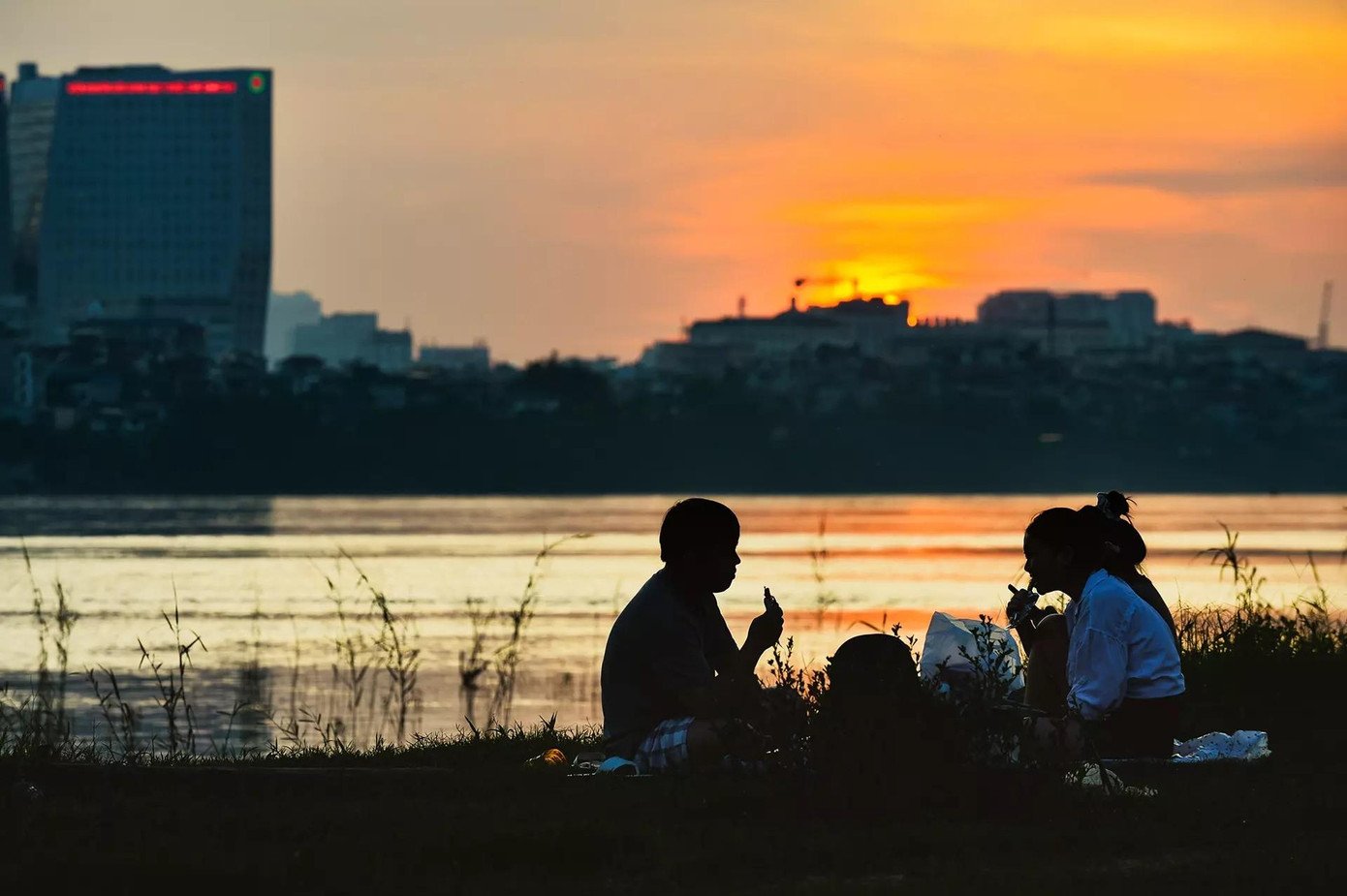 Càng về chiều muộn, càng có thêm một đến hai nhóm khách tới chơi. Họ đến chủ yếu để ngắm hoàng hôn.