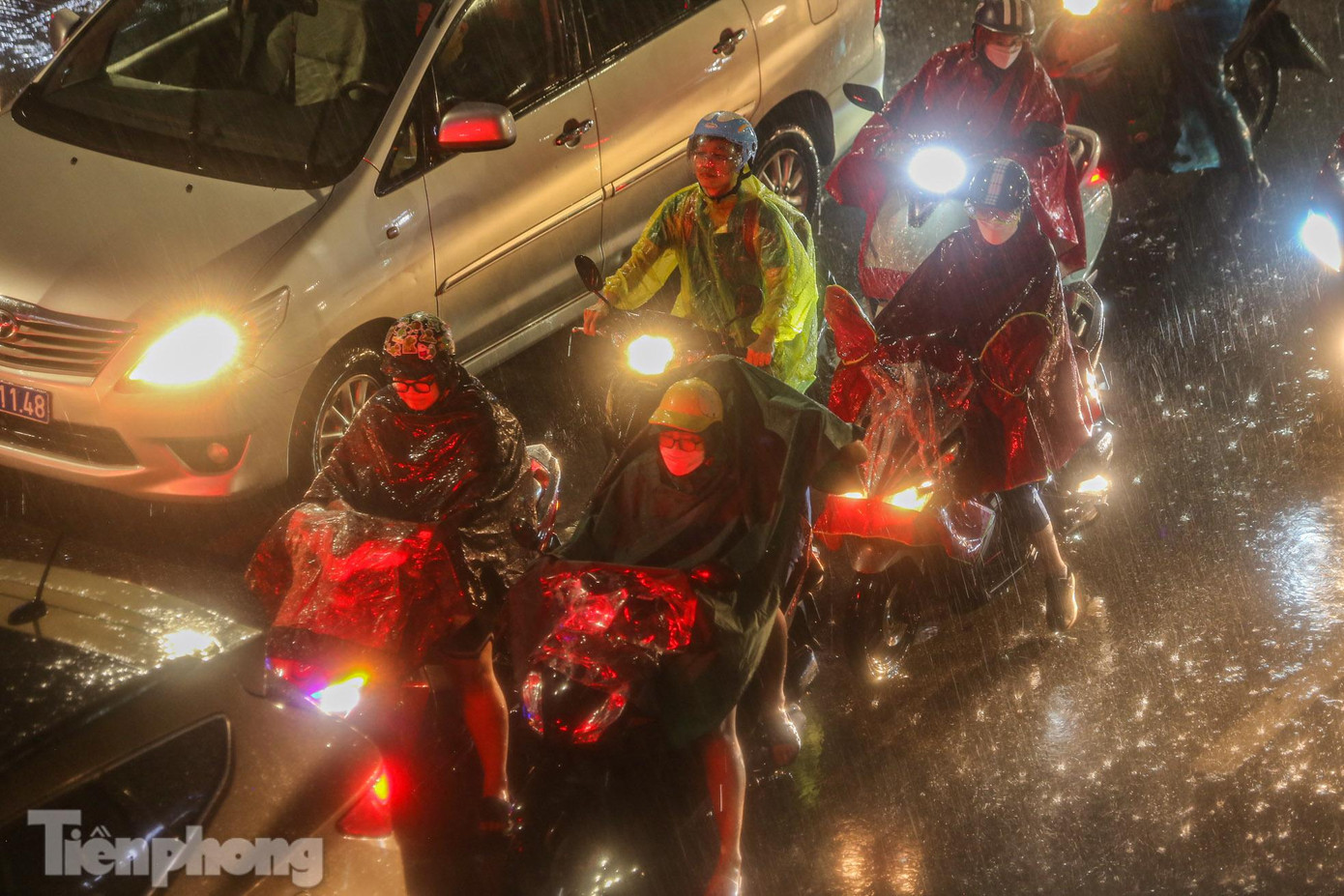 Chật vật về nhà dưới cơn mưa tầm tã, tắc đường.